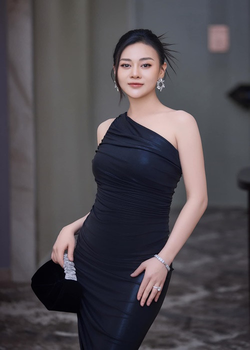 Sau 1 tháng sinh nở, Phương Oanh giảm được 17kg.