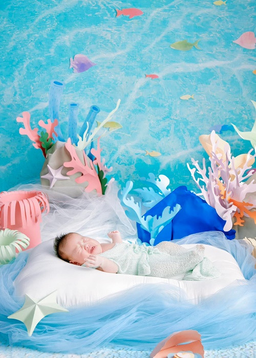 Bé Jenny bật khóc trong lúc chụp ảnh.