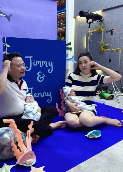 Nhân dịp cặp song sinh Jenny và Jimmy 1 tháng tuổi, Shark Bình - Phương Oanh cùng các con chụp ảnh nghệ thuật. Trong đoạn clip do Phương Oanh đăng tải, Shark Bình tạo hình nửa trái tim bằng tay nhưng thay vì trên má, nam doanh nhân lại đặt trên trán khiến vợ cười nghiêng ngả.