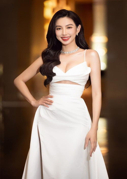 Theo Vietnamnet, trong phiên tòa, HĐXX đọc quyết định nhập hai vụ án vào làm một của Chánh án TAND quận Gò Vấp. Đại diện của Thùy Trang không đồng ý quyết định này và cho rằng việc này không đúng tố tụng, bởi hai vụ án là hai mối quan hệ khác nhau. Luật sư Ngô Huỳnh Phương Thảo (đại diện cho Thùy Tiên) cũng đề nghị tách hai vụ án. Chủ tọa thông báo, trước đây chính phía Thùy Tiên đề nghị nhập hai vụ án làm một, tòa không thể nào mà theo đề nghị lúc nhập lúc tách được. Đại diện VKS cho rằng, do chưa thực hiện việc thu thập lời khai, chưa tiến hành hòa giải nên chưa thể giải quyết triệt để vụ án. Đại diện VKS đề nghị HĐXX tạm dừng phiên tòa. Ảnh: FBNV.