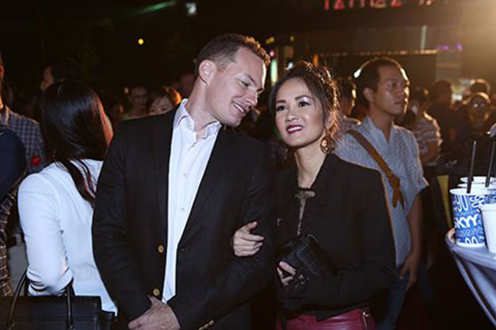 Lấy doanh nhân người Mỹ Kevin, diva Hồng Nhung cũng có cuộc sống vô cùng êm đềm, hạnh phúc. Ảnh: Dân Việt
