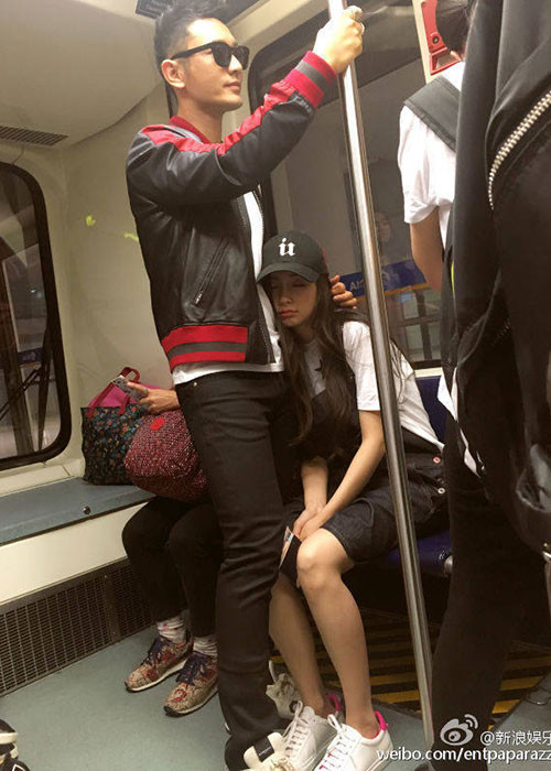 Hình ảnh Angelababy nũng nịu bên ông xã khi cả hai đi tàu. Ảnh: Weibo