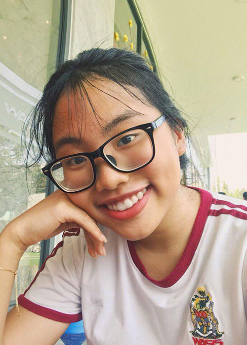 Phương Mỹ Chi bước vào kỳ thi cuối năm ở trường học.