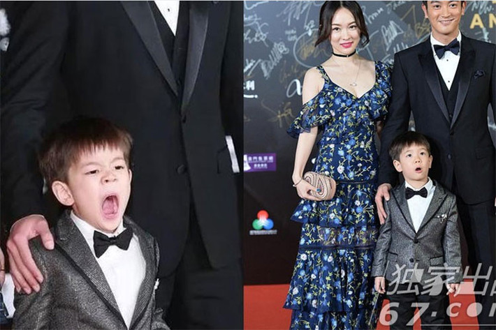 Bước trên thảm đỏ cùng bố mẹ, con trai của cặp sao Hoa ngữ Hoắc Tư Yến và Đỗ Giang ngáp ngắn ngáp dài dễ thương.