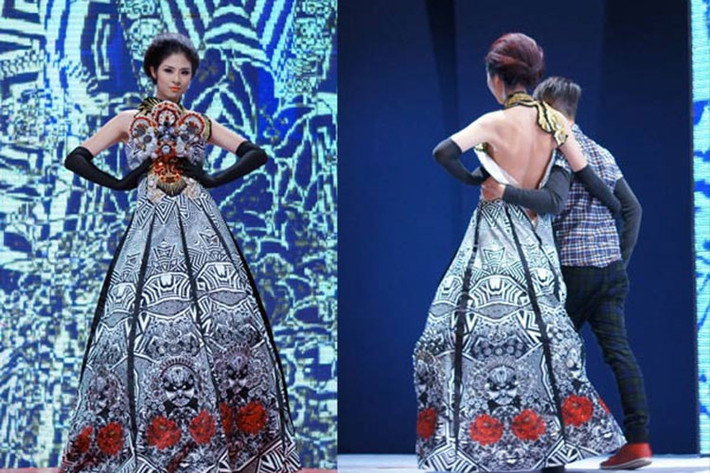 Làm người mẫu, Ngọc Hân từng gặp sự cố váy bị bung khóa. Rất may, nhà thiết kế nhanh chóng chạy lên sân khấu đỡ lưng Ngọc Hân. Ảnh: Khám phá