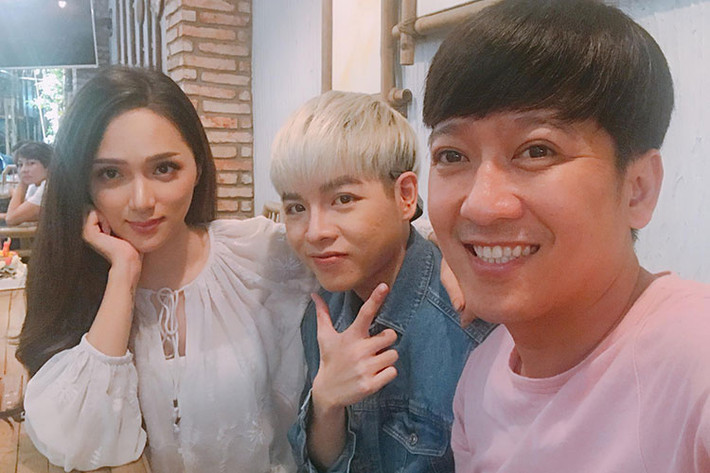 Hương Giang, Trường Giang và Đức Phúc ghi hình cho một gameshow.