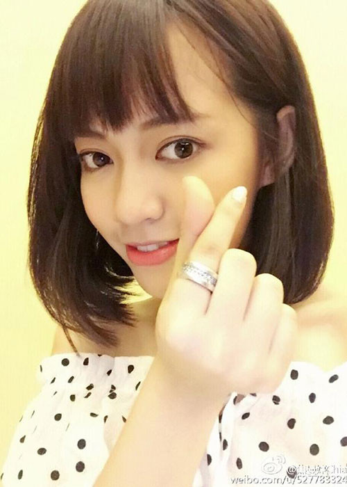 Mạn Đình đã tốt nghiệp ngành điện ảnh. Gần đây, cô tham gia chương trình đào tạo ca sĩ Thần tượng thực tập sinh. Ảnh: Weibo