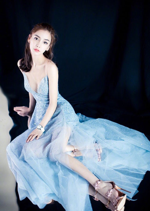 Angelababy vẫn giữ được vóc dáng mảnh mai dù đã trải qua một lần sinh nở. Ảnh: Weibo