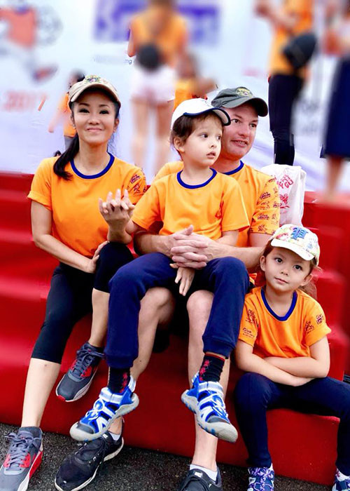 Ông xã của Hồng Nhung không chỉ chiều chuộng vợ hết mình mà còn khéo chăm cặp song sinh. Đến nay, tổ ấm của Hồng Nhung lúc nào cũng ngập tràn tiếng cười.