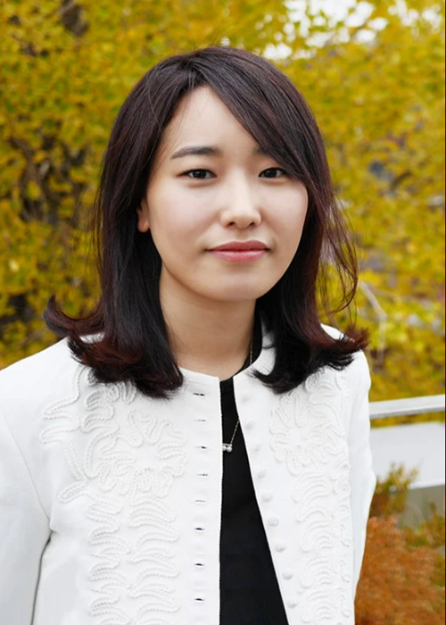 Park Ji Eun- biên kịch của bộ phim “Hạ cánh nơi anh” cũng nhận được thiệp cưới của Hyun Bin - Son Ye Jin. Ảnh: Tiền Phong
