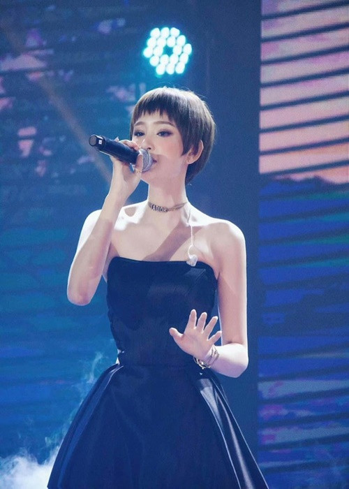 Hiền Hồ là một trong những nữ ca sĩ thành công sau khi rời chương trình The Voice 2017. Cô có nhiều ca khúc ballad được yêu thích như: “Em ngày xưa khác rồi”, “Rồi người thương cũng hóa người dưng”, “Gặp nhưng không ở lại”. Ảnh: An ninh thủ đô