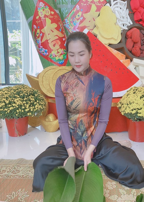 Cô chia sẻ: "Cuộc sống em đơn giản lắm. Bây giờ em có lo cho ba mẹ nhưng không có xây nhà. Nhiều người cứ nghĩ em làm cho chị, nổi tiếng sẽ có tiền mua nhà mua đất nhưng không phải đâu".