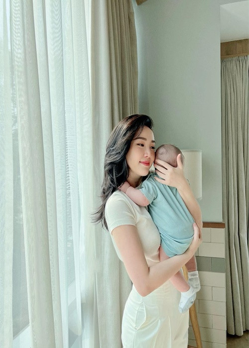 Mới đây, Bảo Thy thông báo tuyển bảo mẫu cho con trai. Điều kiện ứng tuyển bảo mẫu gồm yêu thương bé, đã có bề dày kinh nghiệm, chăm bé hiện đại khoa học, sức khỏe tốt, không say xe, máy bay, sạch sẽ tuyệt đối, không vướng bận gia đình, biết nấu ăn, nếu từng học và làm việc qua các lớp điều dưỡng, hộ lý khoa nhi thì càng tốt. Ảnh: FBNV