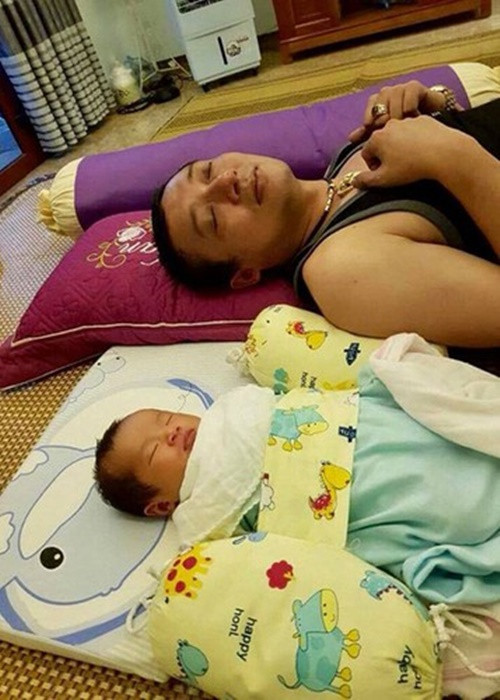 Từng không biết nấu nhiều món nhưng từ khi có con với Thu Ngọc, Chiến Thắng sẵn sàng vào bếp nấu nướng, dành thời gian cho vợ nghỉ ngơi chăm con. Ảnh: FBNV