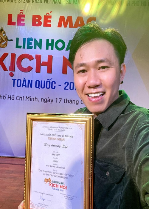 Nam diễn viên lộ diện chỉ sau khi ồn ào tình cảm lắng xuống. Ảnh: FBNV