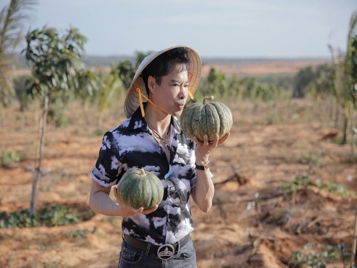 Ngọc Sơn thích thú khi thu hoạch rau củ.