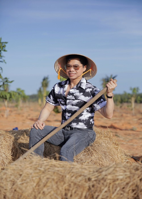 Về nông trại, Ngọc Sơn thoải mái hòa mình vào những hoạt động chân tay, tận hưởng giây phút rời xa phố thị, về với thiên nhiên trong lành.