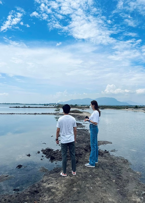 "Mới hôm qua rủ rê trốn con đi nghỉ ngơi xíu, sáng đang ngủ bị dựng đầu dậy rủ đi ngắm cảnh chỗ này đẹp lắm. Ai ngờ ra đây mục đích chính là rủ vợ đi coi đất", nữ ca sĩ gốc Tày chia sẻ.