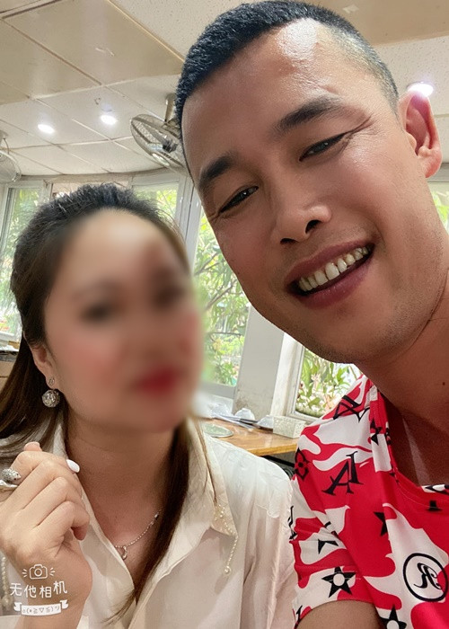 Trên trang cá nhân, Hiệp Gà vừa khoe ảnh bên một cô gái trẻ. Nam diễn viên còn viết status “thả thính”: “Anh yêu em”. Ảnh: FBNV
