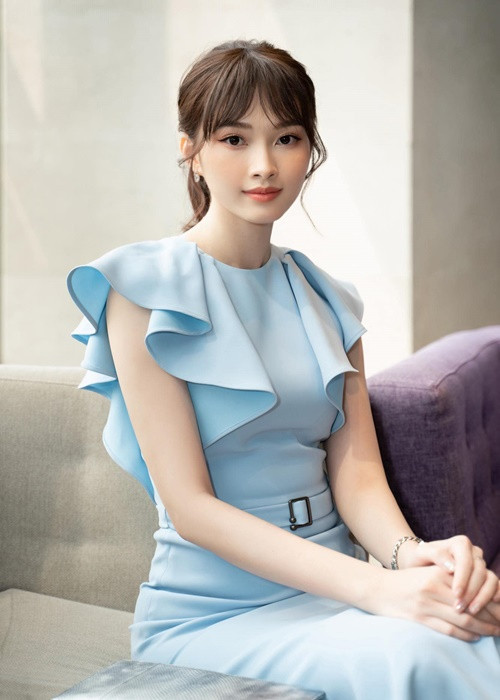 Năm 2015, Thu Thảo tiếp tục có phát ngôn về đại gia gây chú ý. Cô chia sẻ trong cuộc phỏng vấn với Yan: “Tôi không phủ nhận chuyện nhiều người đàn ông mà người ta vẫn gọi là đại gia từng tìm đủ cách để tiếp cận tôi cũng như nhiều cô gái xinh đẹp và nổi tiếng khác. Có người muốn gặp tôi chỉ để về khoe với bạn bè là đã đi ăn chung với hoa hậu. Có người thẳng thừng đặt vấn đề: "Em thích gì, xe hay nhà hay tài khoản ở nước ngoài, chỉ cần em nói một tiếng". Chắc người ta nghĩ tôi thuộc tuýp người an phận, chỉ cần tìm một tấm chồng giàu có để nương tựa. Tiền tôi kiếm ra được, dẫu không nhiều bằng những gì các "đại gia" hứa hẹn nhưng cũng đủ cho tôi và gia đình một cuộc sống không thiếu thốn. Tôi không muốn nhận những thứ không thuộc về mình. Người ta hay nói "muốn người khác không biết trừ khi đừng làm", tôi không muốn đánh mất sự tự trọng của bản thân và sự trân trọng của những người xung quanh bằng những cuộc đổi chác”. Ảnh: FBNV