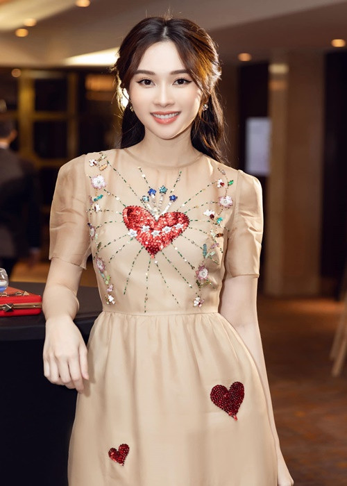 Năm 2012, chia sẻ trên Eva, Hoa hậu Đặng Thu Thảo bày tỏ quan điểm về mối quan hệ giữa chân dài và đại gia: “Tôi nghĩ rằng quan trọng là mối quan hệ đó được xây dựng trên nền tảng nào, vật chất hay tình yêu, nếu là tình yêu chân thật thì tôi hoàn toàn ủng hộ. Đại gia không hoàn toàn xấu, họ cũng phải lao động cật lực, và chắc chắn là phải có tài thì mới có thể thành công. Chính vì thế, nếu đại gia mà yêu người đẹp một cách thật lòng thì tại sao lại lên án? Chỉ đáng trách khi đó là mối quan hệ trao đổi tình - tiền mà thôi”. Ảnh: FBNV
