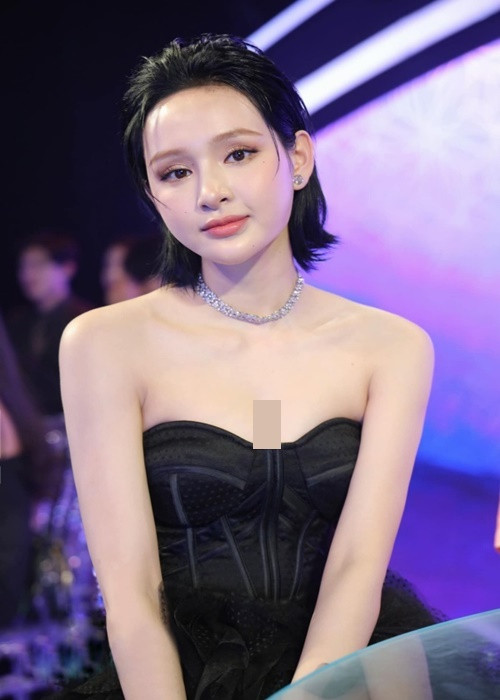 Nữ ca sĩ Hiền Hồ chia sẻ trên Eva: "Đại gia nào mọi người có biết không. Tôi cũng không biết luôn. Đại gia người ta tặng nhà, tặng xe hơi chứ người ta tặng mấy đồ rẻ tiền làm gì? Mà theo tôi biết, đại gia là thường lớn tuổi đúng không, tôi không quen ai lớn tuổi cả, toàn quen người trẻ tuổi thôi. Mọi người nghĩ tôi cặp đại gia thì phải cho bằng chứng là đại gia nào. Xã hội này có biết bao nhiêu người đẹp hát hay tại sao họ lại chọn tôi? Tôi vừa gầy, nhan sắc lại chẳng có gì đặc biệt thì sao quen đại gia được chứ". Ảnh: Dân Việt