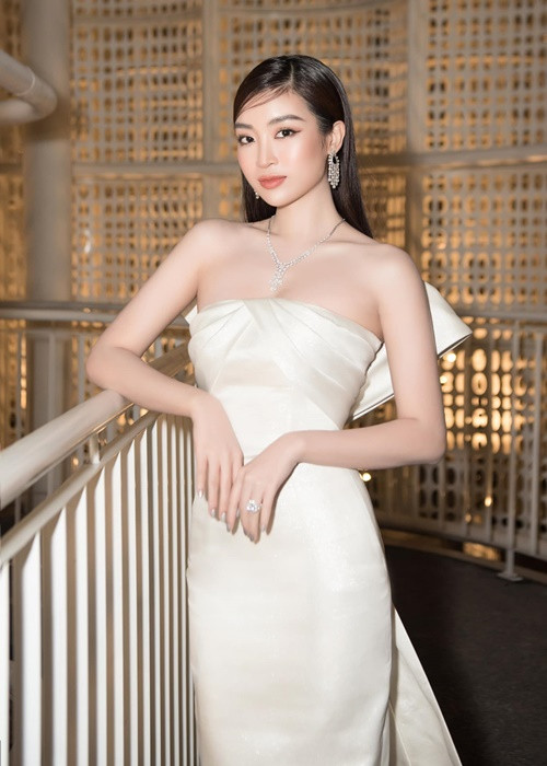 Nàng hoa hậu khá kín tiếng nên chưa từng công khai bất kì mối tình nào sau khi bước vào showbiz.