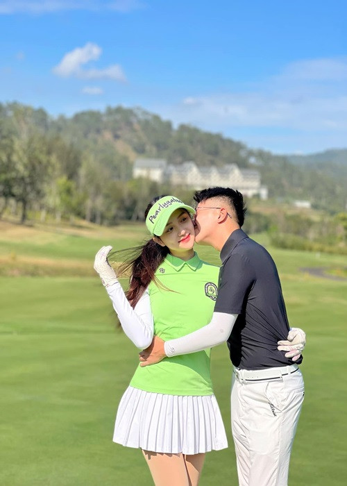Giống Jennifer Phạm, Hương Giang cũng thích chơi golf. Đồng hành cùng Hương Giang trên sân golf là bạn trai của cô - doanh nhân Matt Liu.