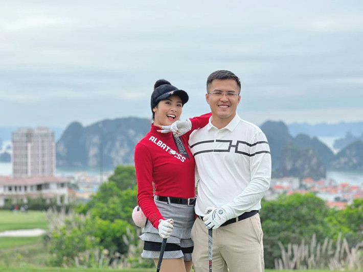 Hoa hậu Ngọc Hân thường xuyên rủ chồng sắp cưới tham gia chơi golf.