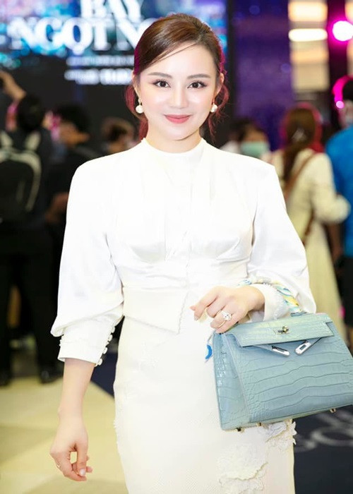 Tháng 1/2022, Vy Oanh cho biết, TAND Quận 3 (TP HCM) đã có thông báo về việc thụ lý vụ án tranh chấp bồi thường thiệt hại ngoài hợp đồng giữa nguyên đơn là Vy Oanh và bị đơn là bà Nguyễn Phương Hằng. Vy Oanh khởi kiện bà Phương Hằng vì bị bà nhiều lần livestream làm nhục, xúc phạm danh dự nặng nề. Với những thiệt hại mà bà Hằng gây ra, Vy Oanh đòi nữ CEO này bồi thường 1 tỷ đồng. Ảnh: FBNV