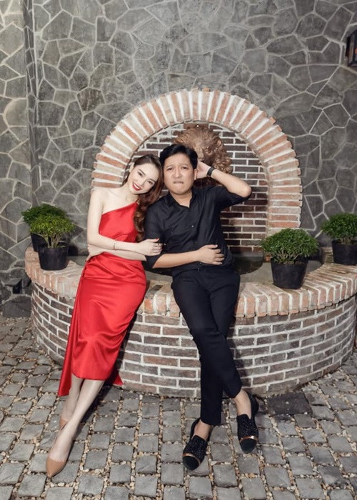 Một lần khi được Lê Dương Bảo Lâm xúi gọi điện thoại mượn Nhã Phương 100 triệu, Trường Giang cho hay: “Bây giờ em gọi cho vợ anh đi, em mượn được 1 triệu anh kêu em bằng sư phụ. Ai mượn vợ tôi được 1 triệu tôi gọi bằng sư phụ chứ nói gì đến 100 triệu". Ảnh: FBNV