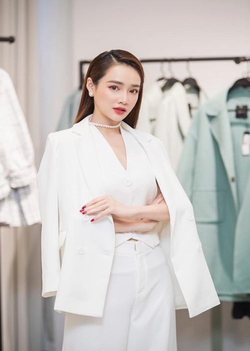 Bị chồng, bạn thân “bóc mẽ” tính tiết kiệm, Nhã Phương cho hay: "Mọi người tự nguyện cho em mà". Ảnh: FBNV