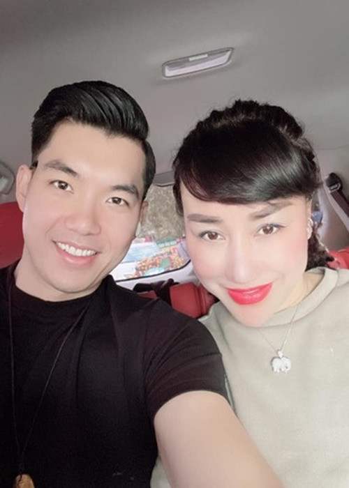 "Tròn 1 năm ngày cưới. Cám ơn tình yêu của vợ đã đến và dành cho chúng ta hai con Heo Vàng này ra đời. Cùng nắm tay nhau đi hết con đường này nhé vợ và các con", Trương Nam Thành từng viết.