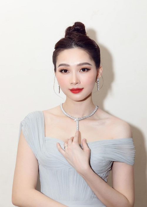 Sau 2 lần sinh nở, nàng hoa hậu gốc Bạc Liêu vẫn đẹp hút hồn.