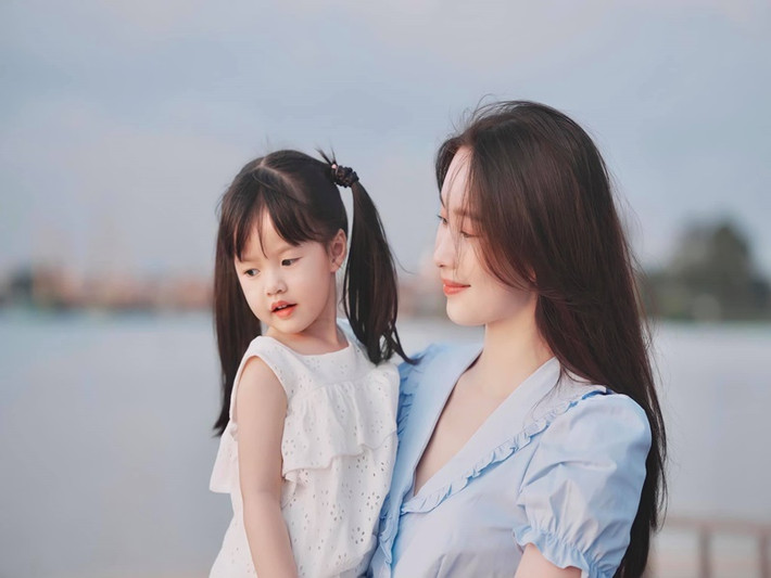Hai nhóc tì của Thu Thảo thừa hưởng nhiều nét đẹp của bố mẹ. Bé Sophie - con gái nàng hoa hậu được khen ngợi xinh xắn như búp bê.