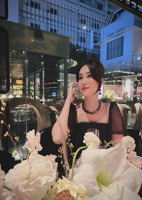 Mới đây, trên trang cá nhân, Hoa hậu Thu Thảo chia sẻ hình ảnh dự tiệc. Nhiều bạn bè, đồng nghiệp khen ngợi bà mẹ hai con xinh xỉu.