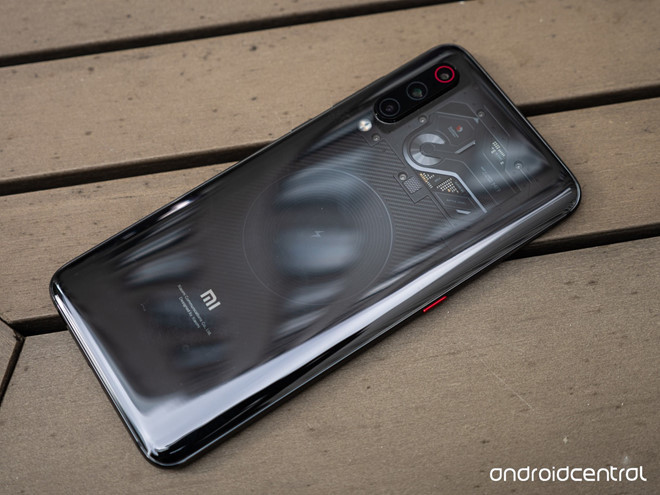 Mi 9 Transparent Edition có dung lượng RAM 12 GB đi kèm bộ nhớ trong 256 GB và được bán với giá 595 USD. Dự kiến, Mi 9 và Mi 9 Transparent Edition sẽ được Xiaomi mang đến sự kiện MWC 2019, diễn ra vào tuần sau.