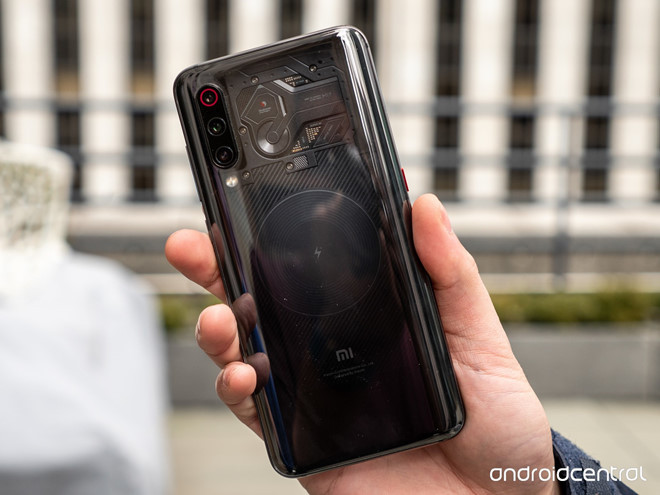 Tại sự kiện, Xiaomi còn giới thiệu mẫu Mi 9 Transparent Edition, model này được tạo điểm nhấn bởi mặt lưng kính được làm trong suốt, người dùng có thể xem các chi tiết từ chip, RAM hay pin bên trong. Cũng giống như chiếc Mi 8 Pro, các chi tiết này chỉ có tác dụng trang trí, không phải chip hay bảng mạch thật của máy.