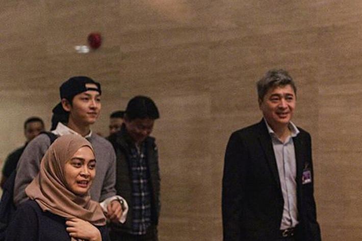 Sau khi phủ nhận tin đồn ly hôn Song Hye Kyo, Song Joong Ki xuất hiện khá tươi tắn tại Brunei. Ảnh: Sina