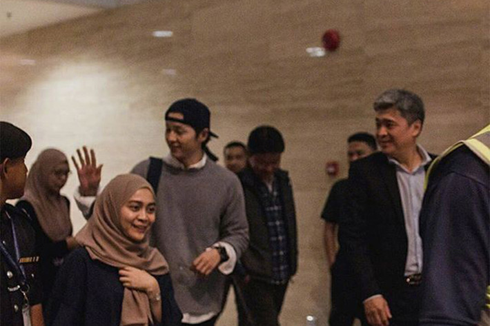Nam diễn viên vui vẻ giao lưu với fan khi được bắt gặp tại Brunei. Ảnh: Sina