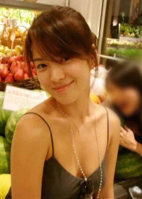 Song Hye Kyo từng lộ hình ảnh mặc váy hai dây ở đời thường. Ảnh: Dân Việt