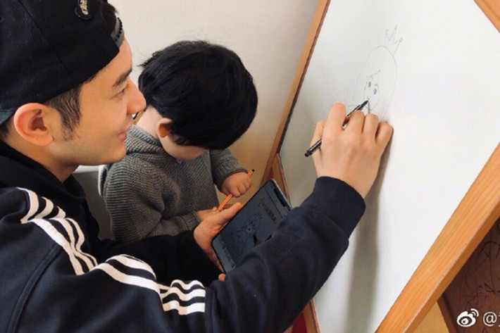 Ở nhà, Huỳnh Hiểu Minh cùng con trai chuẩn bị một món quà cho Angelababy.