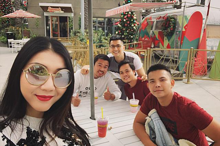Ngọc Quyên thỉnh thoảng vẫn gặp gỡ bạn bè.