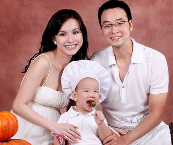 Hôn nhân của cặp đôi càng thêm viên mãn khi họ có hai thiên thần nhỏ "đủ nếp, đủ tẻ". Con đầu lòng của hoa hậu là một bé trai, chào đời năm 2010 và được cha mẹ gọi bằng cái tên "Su" thân mật. 3 năm sau, Thùy Lâm hạ sinh con thứ hai là một bé gái và đặt biệt danh là "Mon".