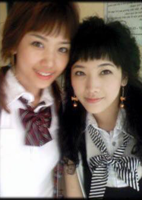 Hari Won có 2 cô em gái và 1 cậu em trai. Trong ảnh là nữ ca sĩ bên một người em gái vào năm 20 tuổi. Ảnh: FBNV