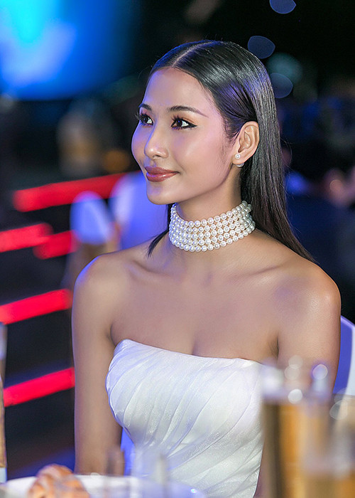 Không ít người hâm mộ của Hoàng Thùy đưa ra quan điểm người đẹp xứng đáng đại diện Việt Nam đi thi quốc tế bởi cô hội tụ nhiều yếu tố để có thể tỏa sáng trên đấu trường nhan sắc quốc tế.