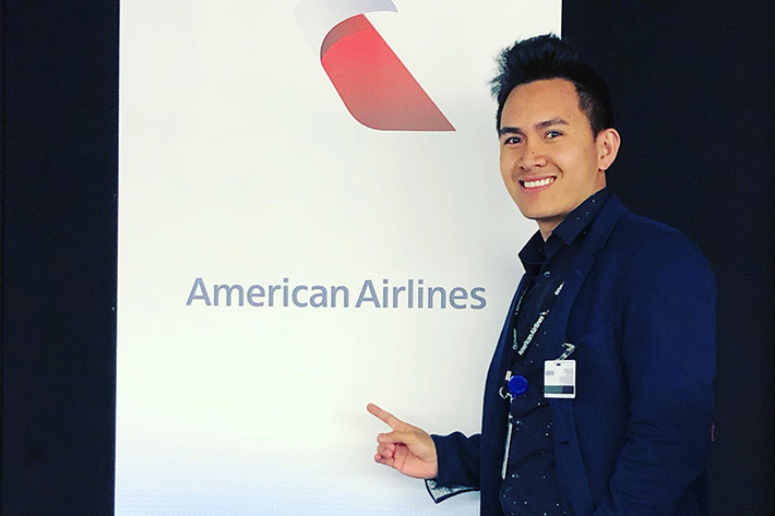 Thành Vinh là con trai đầu lòng của danh hài Hoài Linh. Anh đang làm việc chính thức ở hãng hàng không American Airlines.