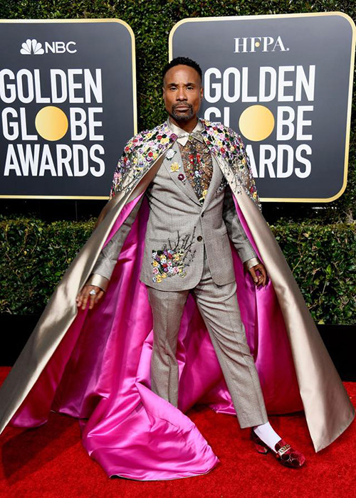 Trước lễ trao giải Oscar 2019, Billy cũng từng chơi trội tại Quả cầu vàng 2019 với áo choàng lụa có lớp lót màu hồng.