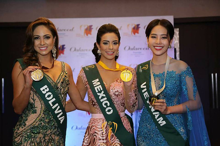  Hoa khôi Nam Em vừa cùng các thí sinh nhóm 1 bước vào phần thi trang phục dạ hội tại cuộc thi Miss Earth 2016 (Hoa hậu Trái đất). (Ảnh: Miss Earth) 