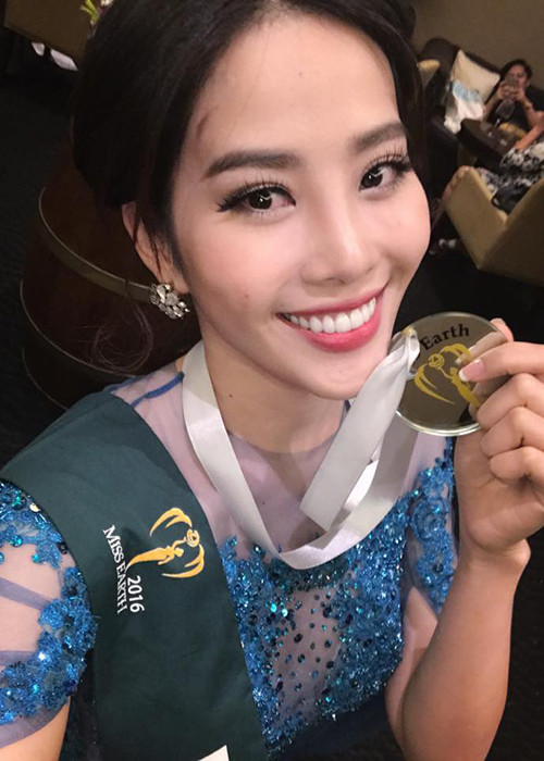 Hoa khôi Đồng bằng sông Cửu Long 2015 khoe huy chương bạc vừa giành được trên đấu trường nhan sắc quốc tế. (Ảnh: Facebook nhân vật)